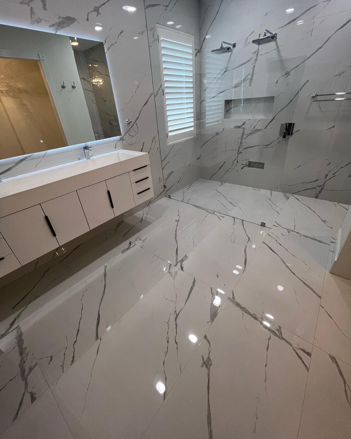 Luxurious marble tile bathroom with high-gloss finish and clean grout lines — elevate your space with a Free Flooring Quote today.